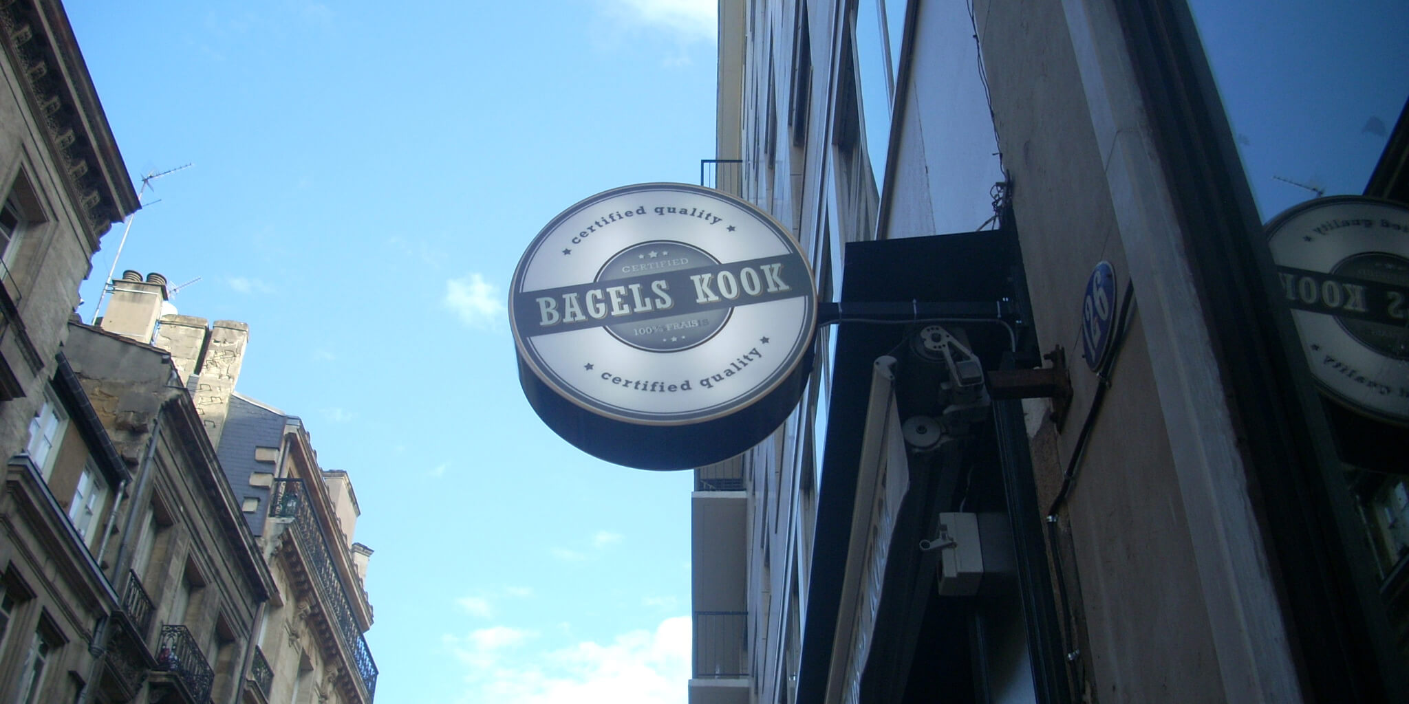 Enseigne Drapeau - Bagel Kook Bordeaux rue Sainte Catherine